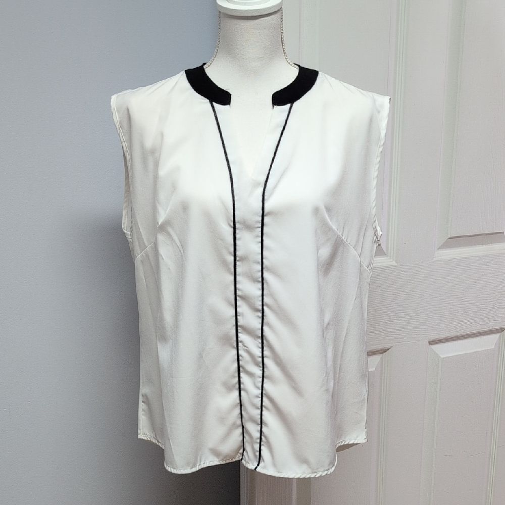 White Sleeveless V-Neck Top Black Ring Collar Vertical PinStripe Accent Size L